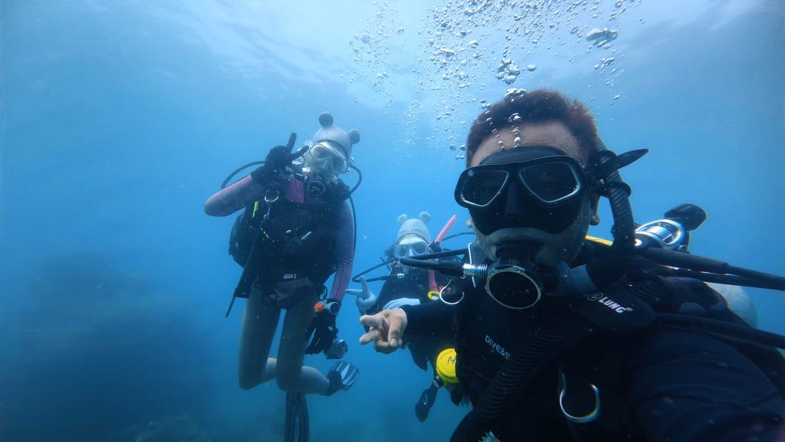An Advanced course buddy team together underwater at Nha Trang